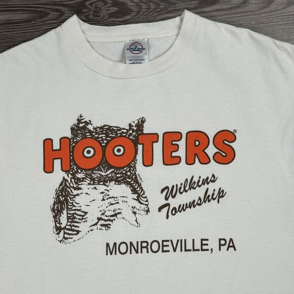Vintage Y2K Hooters T Shirt - Picture 3 of 5